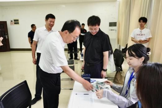 副校长、我院领导与新生代表合影2